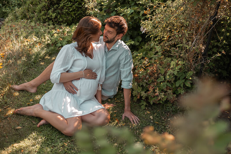 Natürliche und ungestellt ist meine Fotografie - das sagen auch die Kunden. Hier Babybauchfotografie in Hankensbüttel mit Sommerfeeling