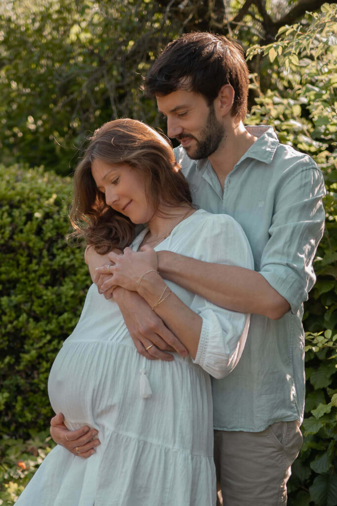 Babybauchshooting Hankensbüttel - junges Paar in wunderbar inniger Vorfreude im sommerlichen Garten.