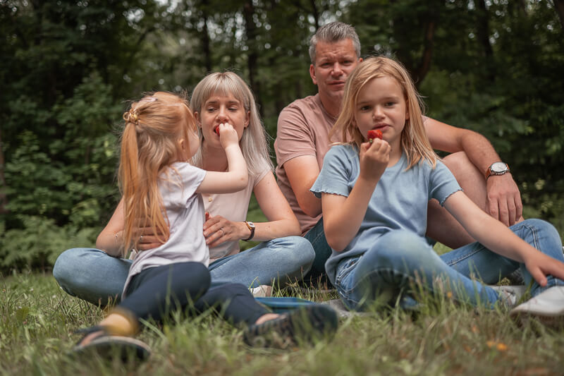 Familienshooting in Hankensbüttel auf einem Spielplatz entspannt beim Picknik