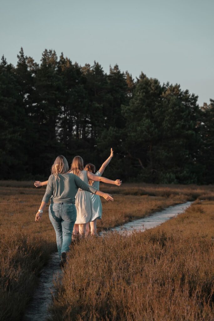 Familienfotos im letzten Abendlicht in der Heide bei Hankensbüttel - Balance auf einem schmalen Weg