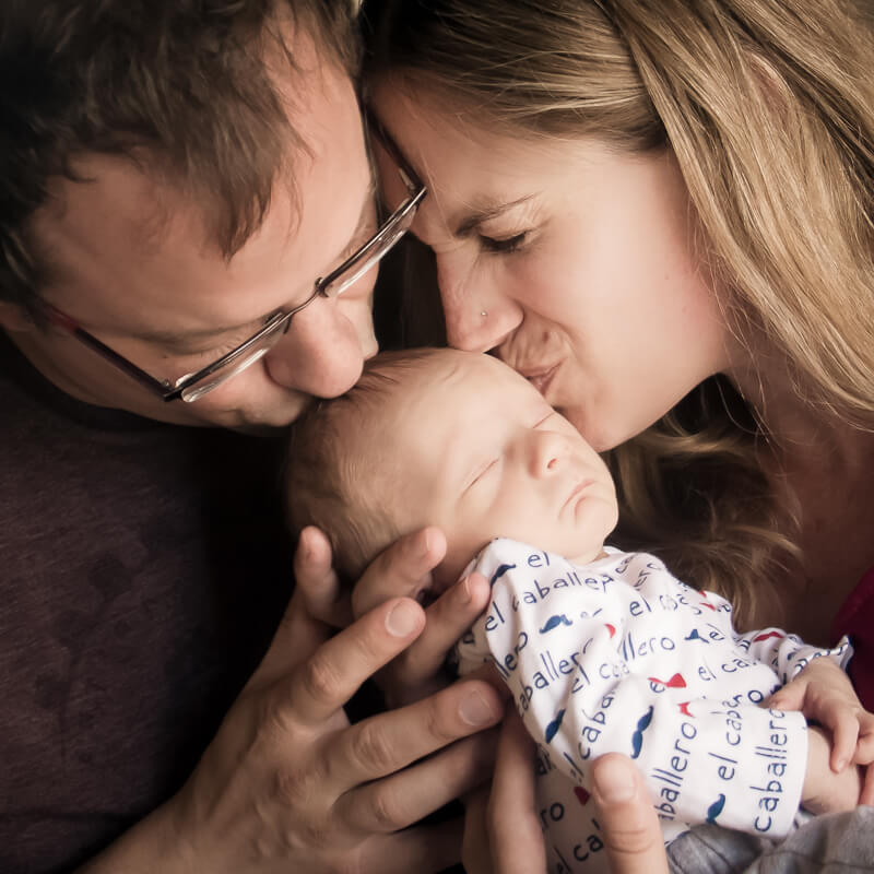 Foto mit Neugeborenem in Hankensbüttel - inniger Moment mit Baby