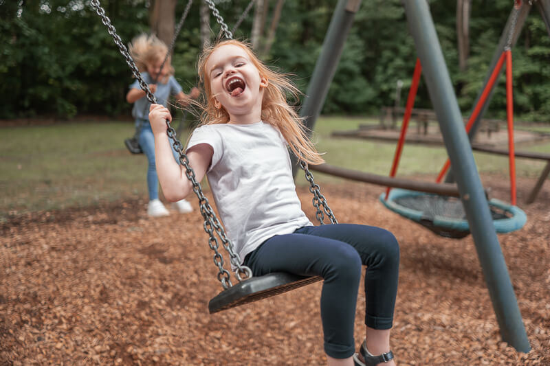 Familienfotos Hankensbüttel Kinder auf dem Spielplatz - übermütig und lebendig