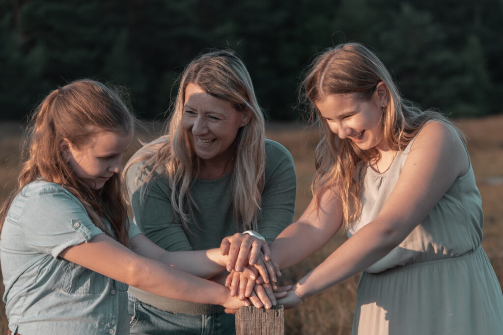 Familienfoto - Händestapeln in der Abendsonne