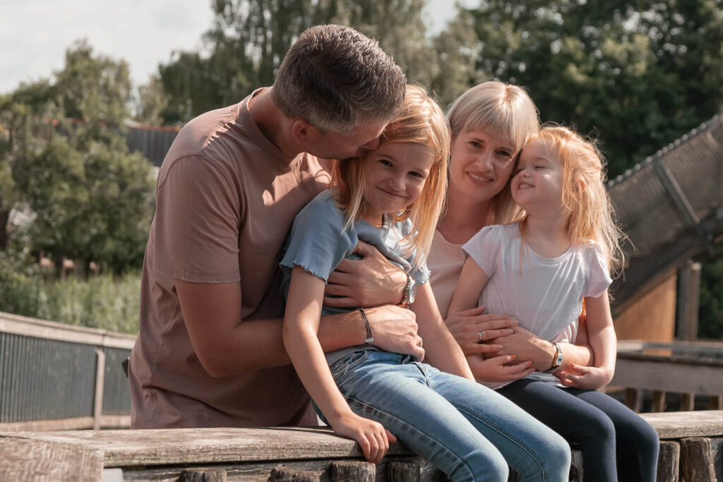 Authentische Familienfotografie - Familie am Geländer unter freiem Himmel