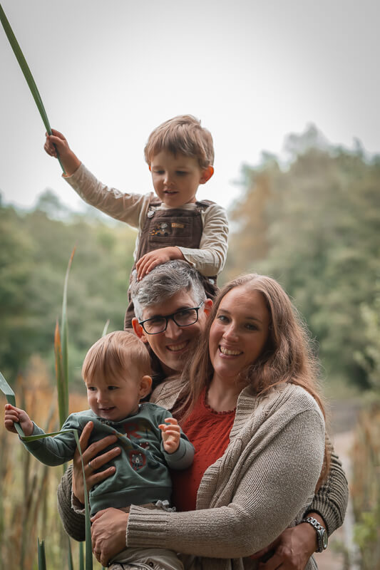 Unbeschwerte Familienfotos in der Natur