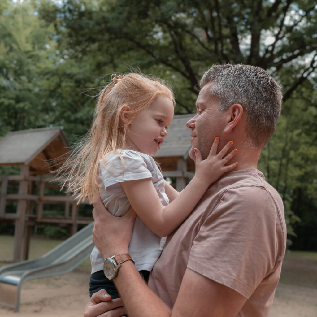 Ungestellte Familienfotos in Hankensbüttel - Papa mit Töchterchen, inniger Moment