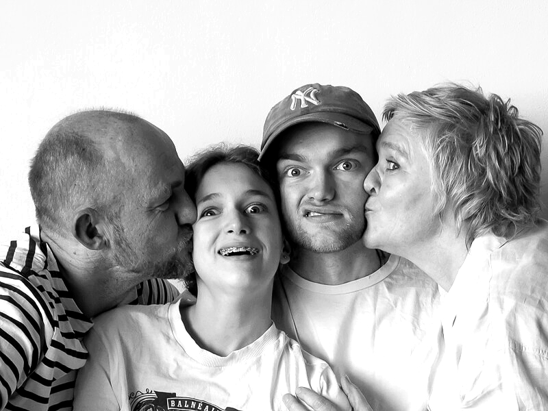 Familien-Fotoshooting-Lustige Grimassen bei einem Familien-Sofa-Shooting