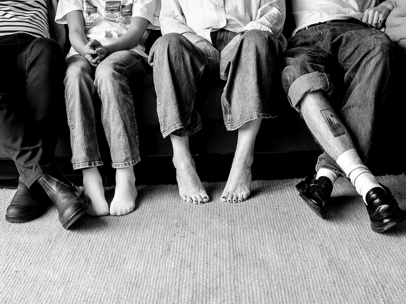 Familien-Shooting - spaßiges Sofabild- nur Beine und Schuhe