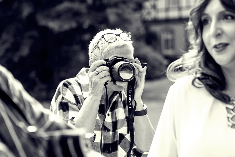 Fotografin Hankensbüttel in Aktion beim Shooten im Freien