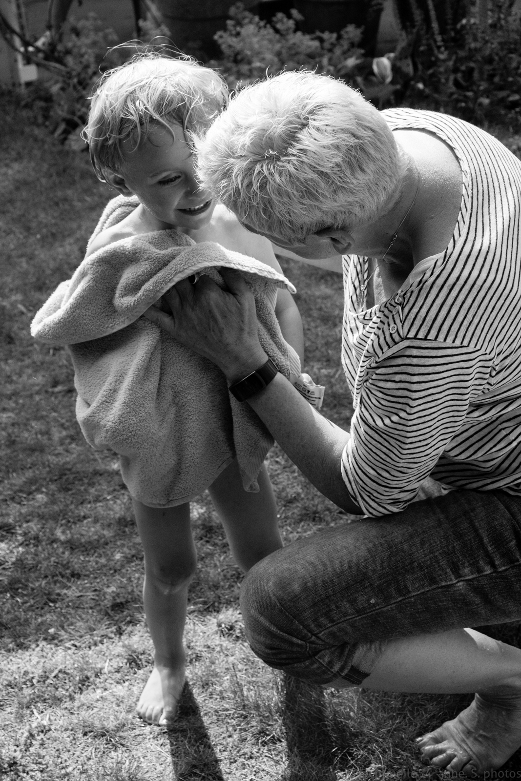 Die Fotografin Anne. Die Bildwerkerin auf einer spontanen Aufnahme mit Kind. Lebendige Nähe eines Moments  im Sommer
