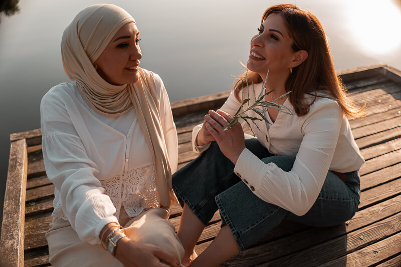 Meine Freundinnen-Fotografie in Hankensbüttel - echte Freundschaft mit Plauderei am See