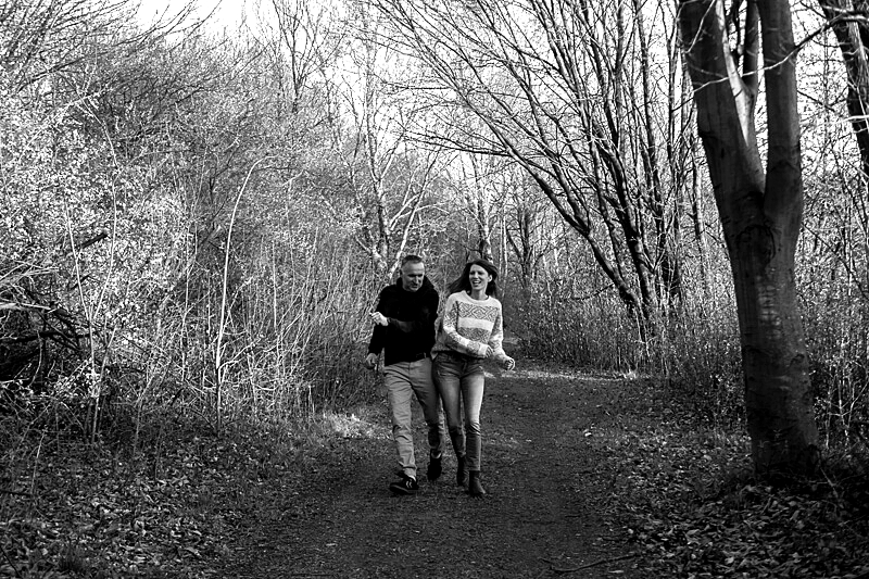 Paarfotografie Hankensbüttel - lebhaft und bewegt, Paar auf Waldweg