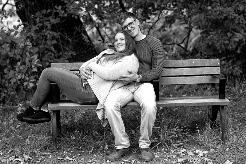 Paarshooting bei Hankensbüttel. Verliebtes Paar entspannt auf einer Bank