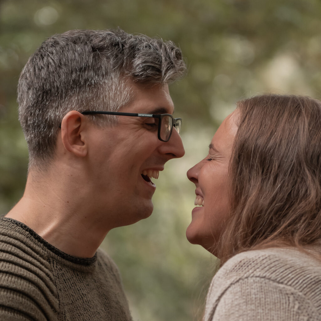 Ausgelassenens Lachen eines Paares beim Shooting