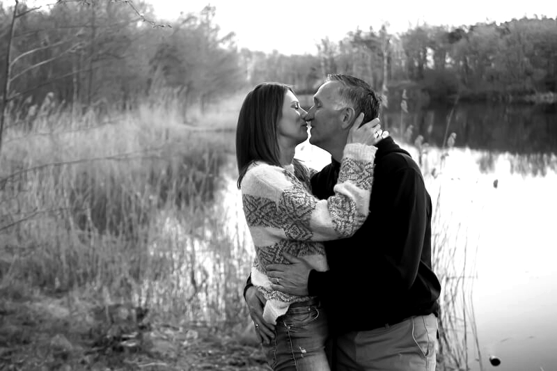 paarshooting-hankensbuettel - Inniger Kuss am See