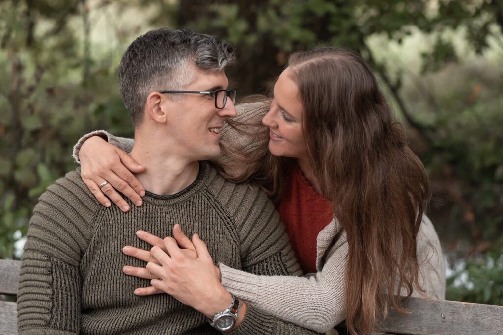 Paarfotografie Hankensbüttel hier vertauter Augenblick auf einer Bank