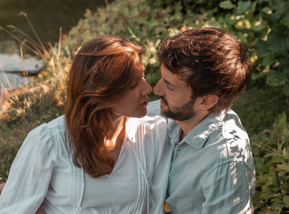 Foto eines Paares, das vertieft ist in ein verliebtes Zwiegespräch