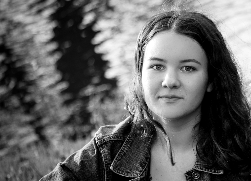 Sensible Portraitfotografie Hankensbüttel - junge Frau schaut intensiv in die Kamera