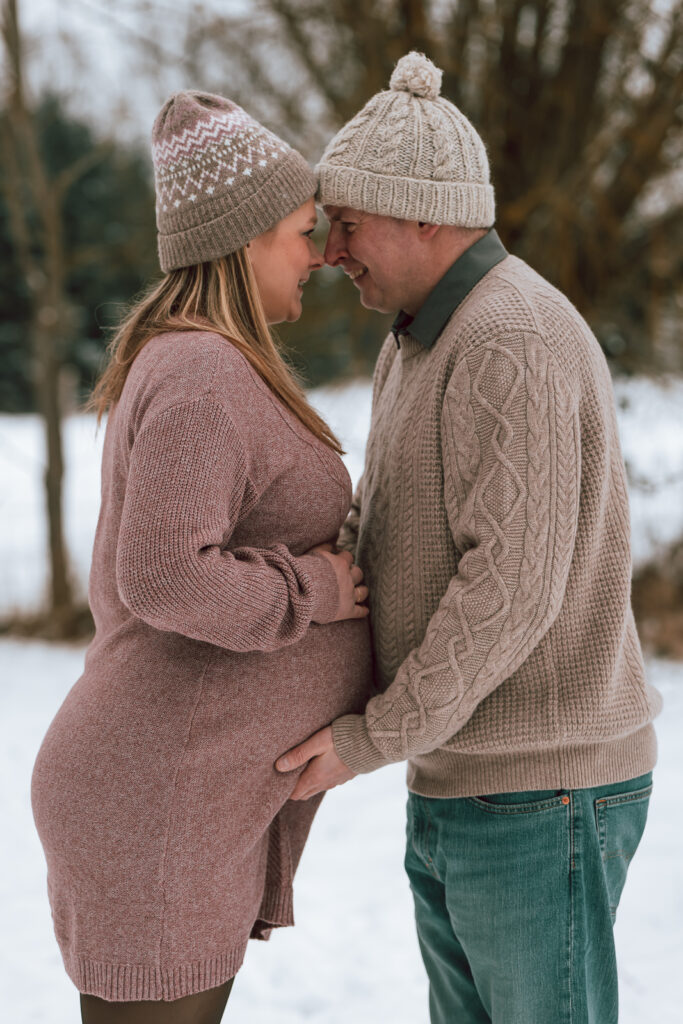 Babybauchfoto - Winterwonderland mit Schnee