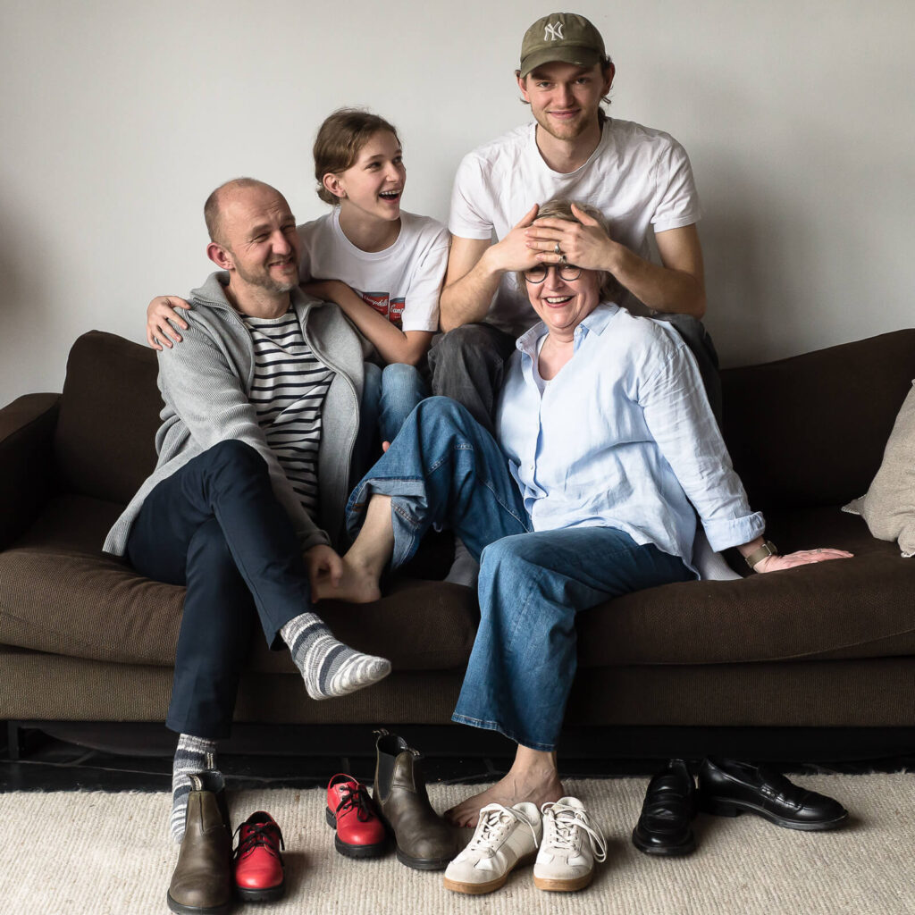 Foto einer Familie - eine spaßige Sofa Fotosession
