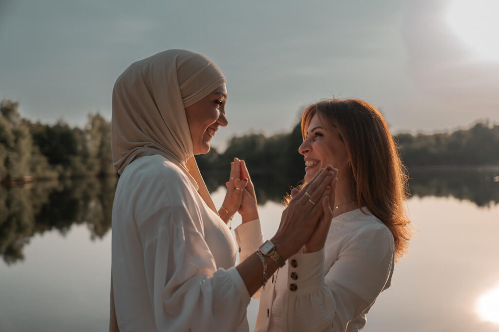 Zwei Freundinnen beim Fotoshooting am See in der letzten Abendsonne