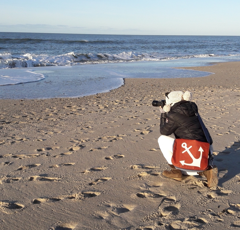 Anne, die Bildwerkerin sucht  lebendige Nähe auf Reisen ans Meer mit der Kamera