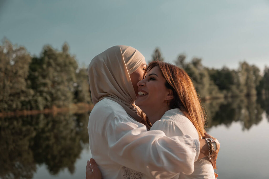 Foto am See - zwei Freundinnen in einer herzlichen Umarmung
