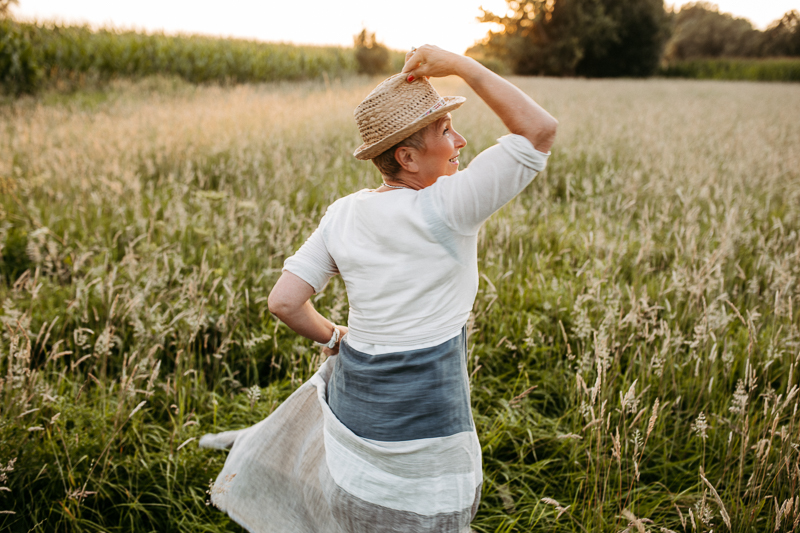 Foto von Anne. Die Bildwerkerin in Freiheit und lebendige Nähe beim Tanz im Gras einer Sommerwiese