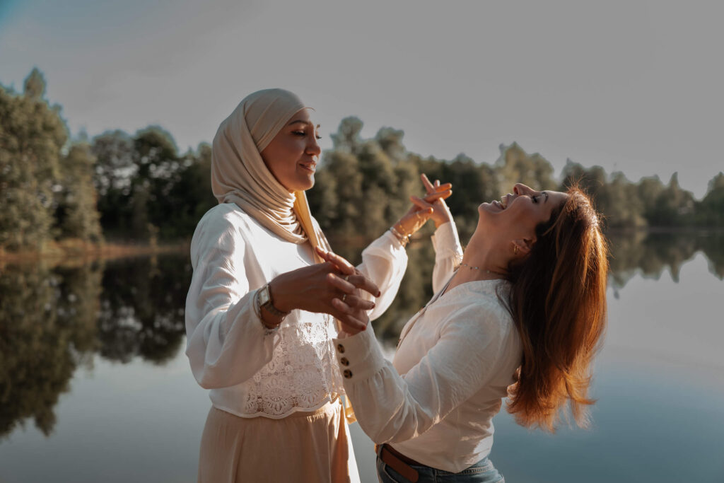 Freundinnen-Fotoshooting Hankensbüttel - ausgelassene Freude am See