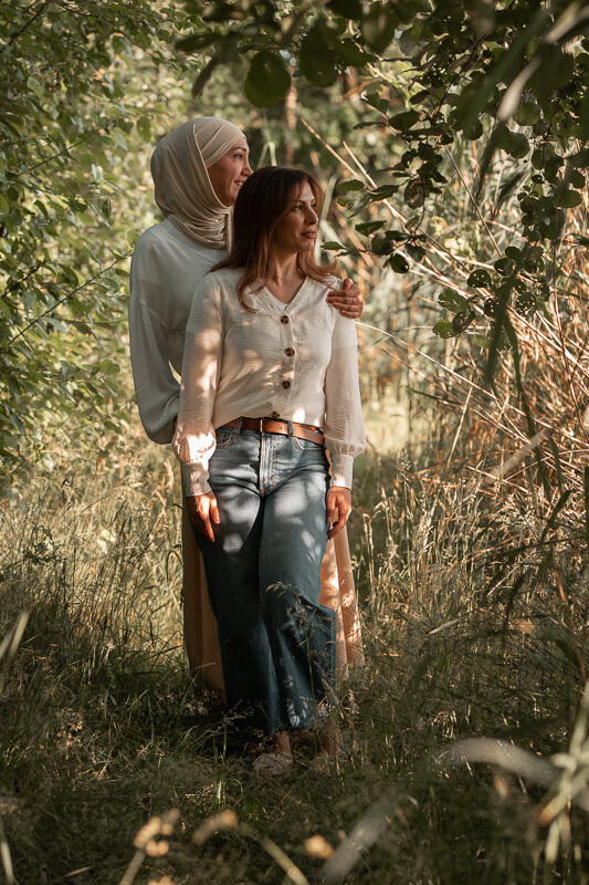 Fotos aus einem Freundinnen-Shooting am See - unzertrennliche Freundschaft