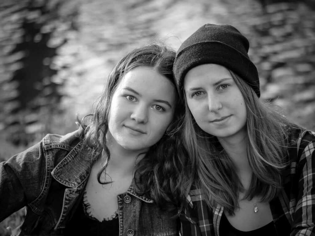 Freundinnen-Shooting Hankensbüttel - zwei Freundinnen sehr verbunden in einem Portrait