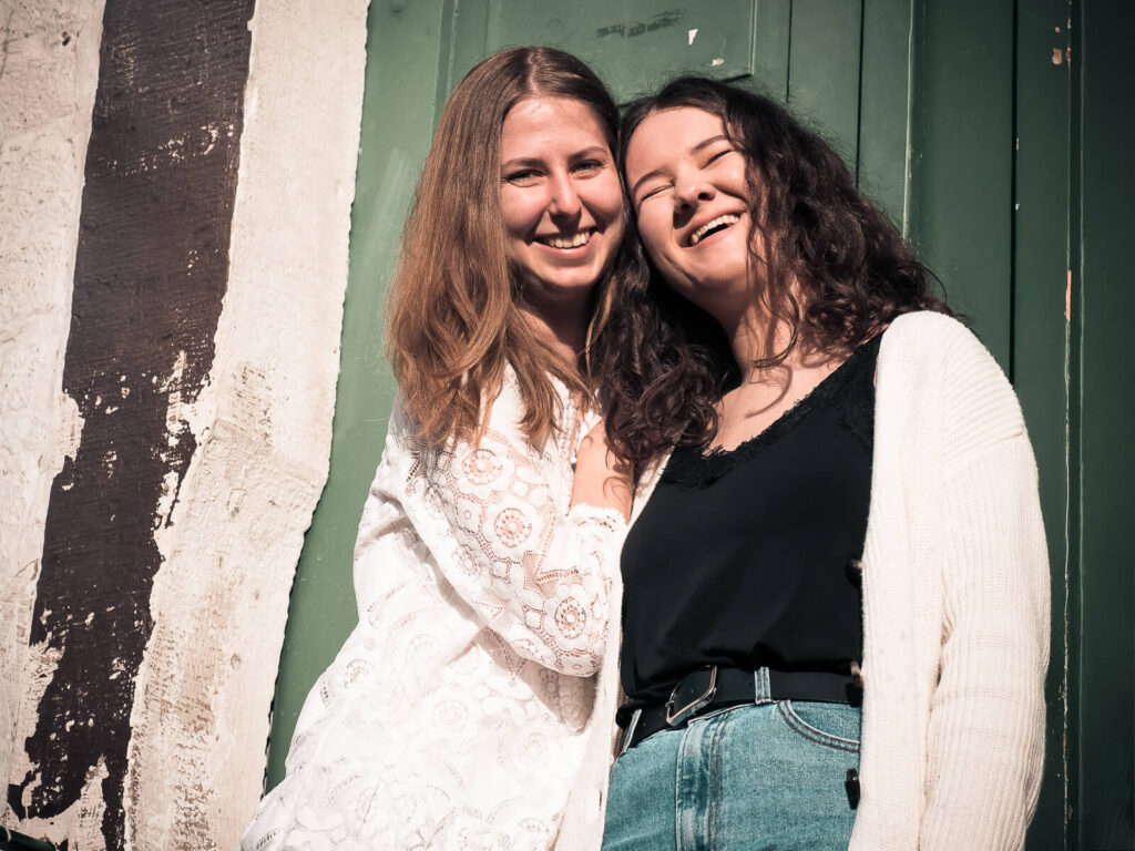 Freundinnen Shooting Hankensbüttel - lachende Mädchen vor grüner Tür