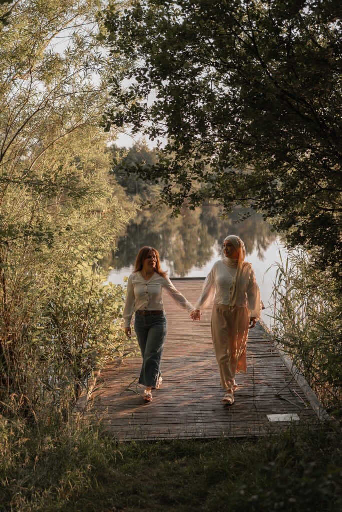 Freundinnenshooting in Hankensbüttel - Hand in Hand auf dem Steg am See
