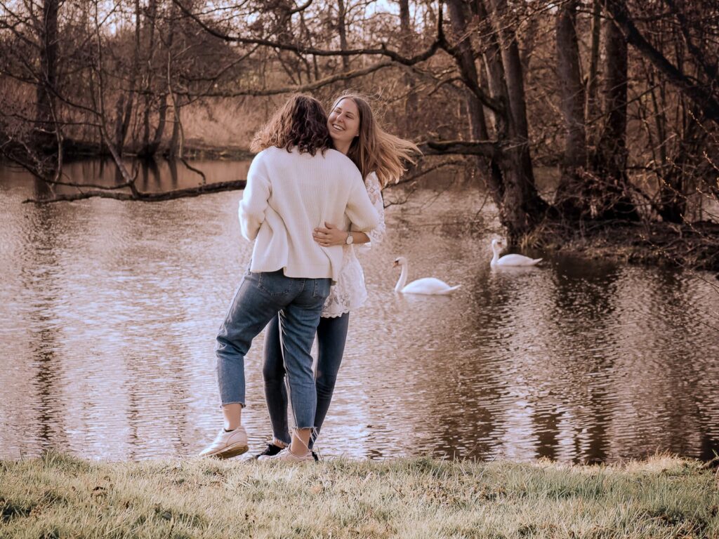 Freundinnen-Shooting in Hankensbüttel - Am Fluss mit Schwänen necken sich zwei Freundinnen lachend