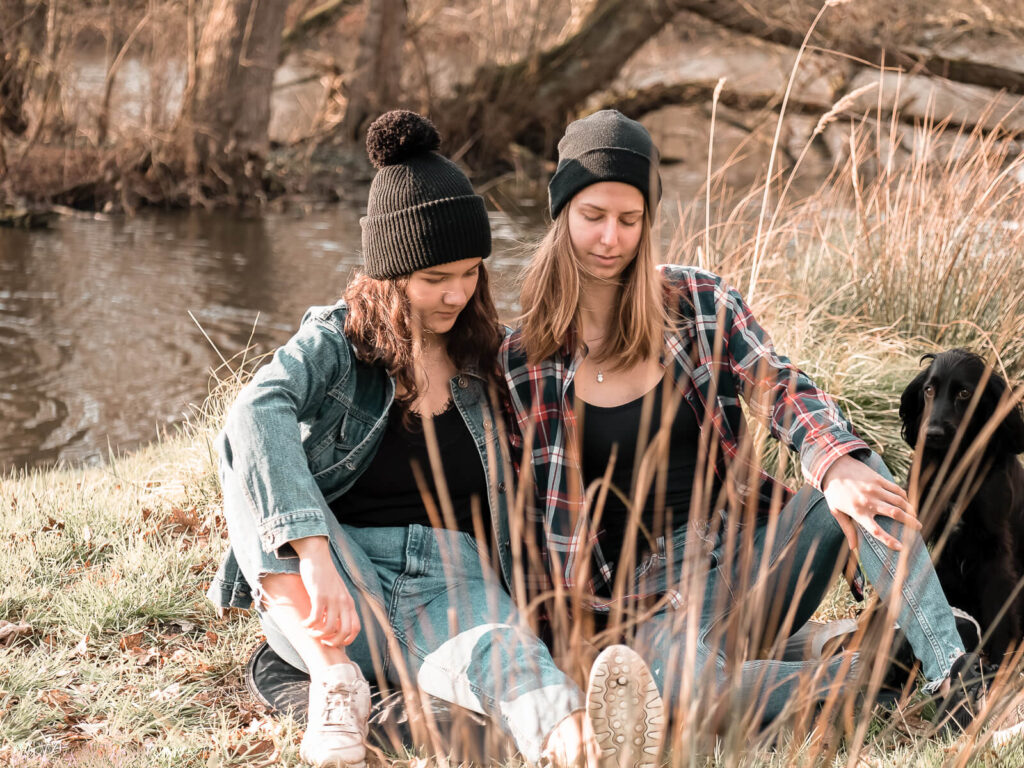 Freundinnenshooting in Hankensbüttel - Freudinnen im hohen Gras am Fluss