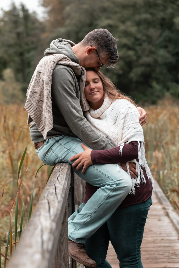 Foto eines Paares in einer spielerischen liebevollen Umarmung