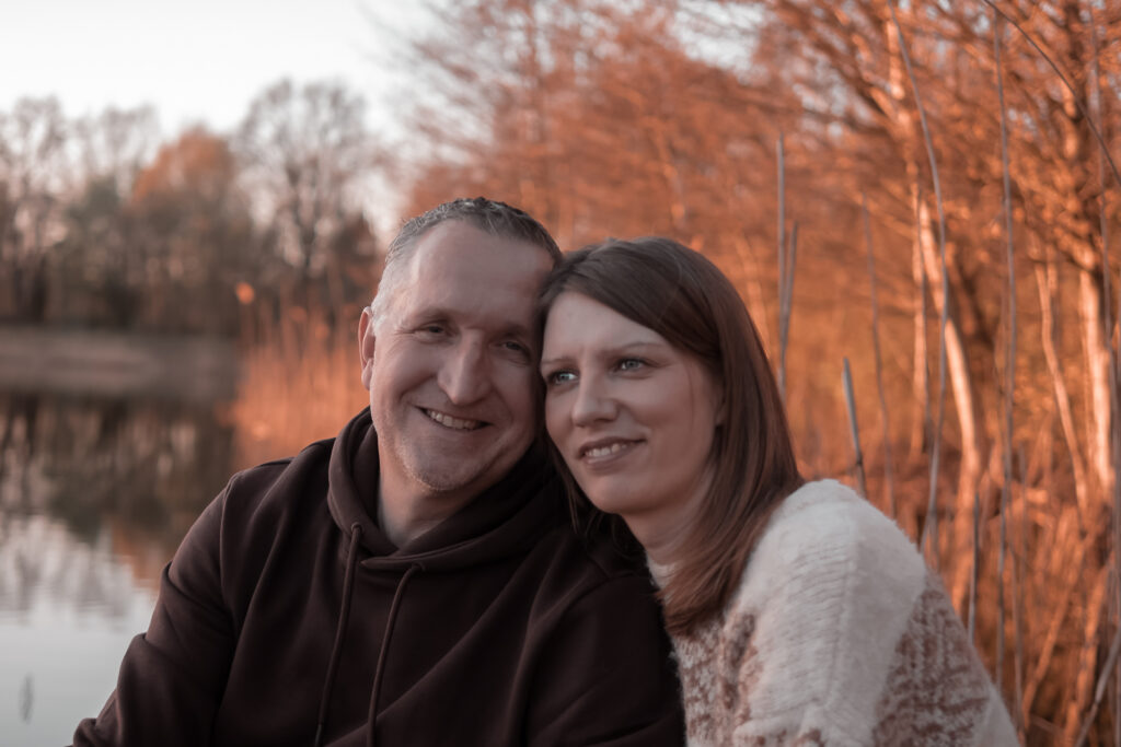 Paarfoto am See bei Hankensbüttel - beide stecken die Köpfe zusammen - ganz verträumt