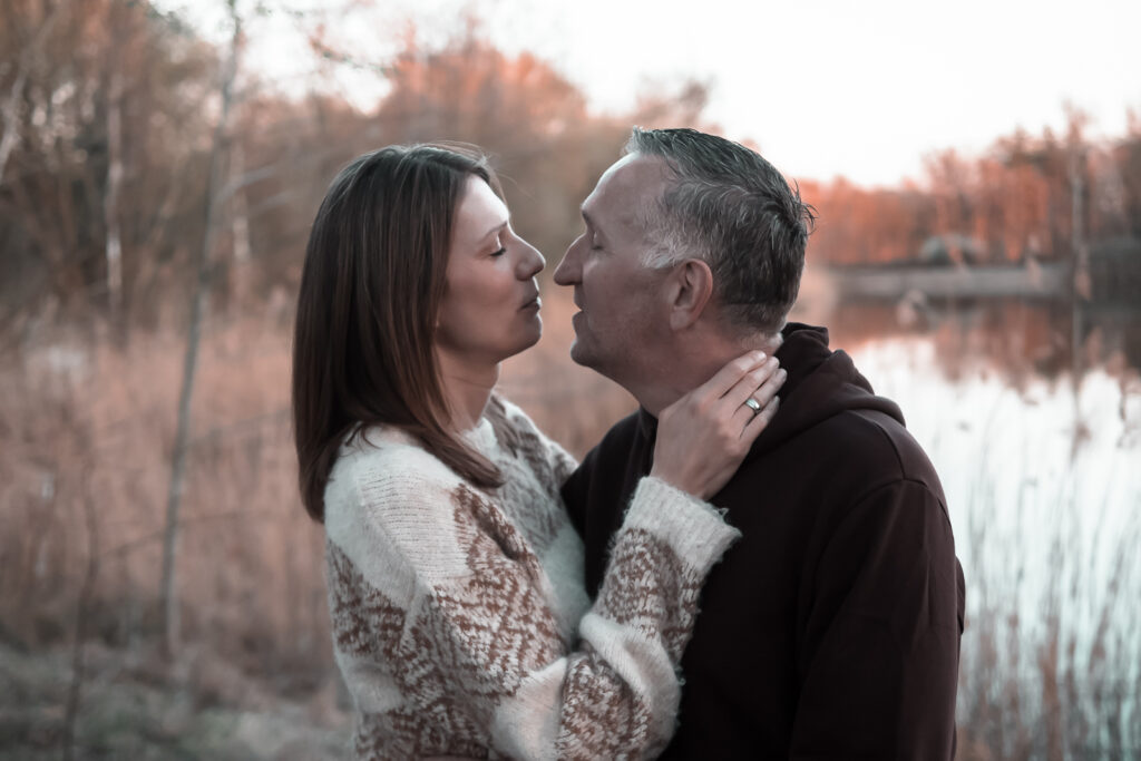 Paarfoto am See bei Hankensbüttel - für einen Moment sind sie sich ganz nah - kurz vor dem Kuss