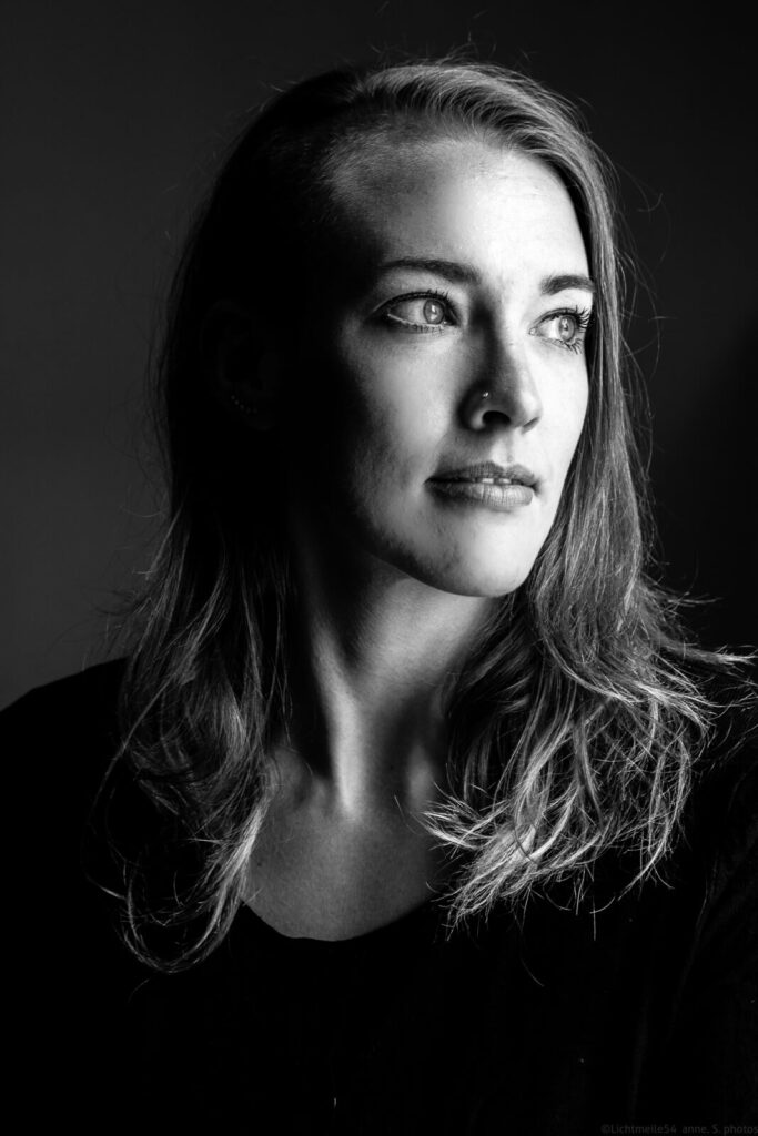 Portraitshooting Hankensbüttel - klares Portrait im available Light - schwarz-weiß