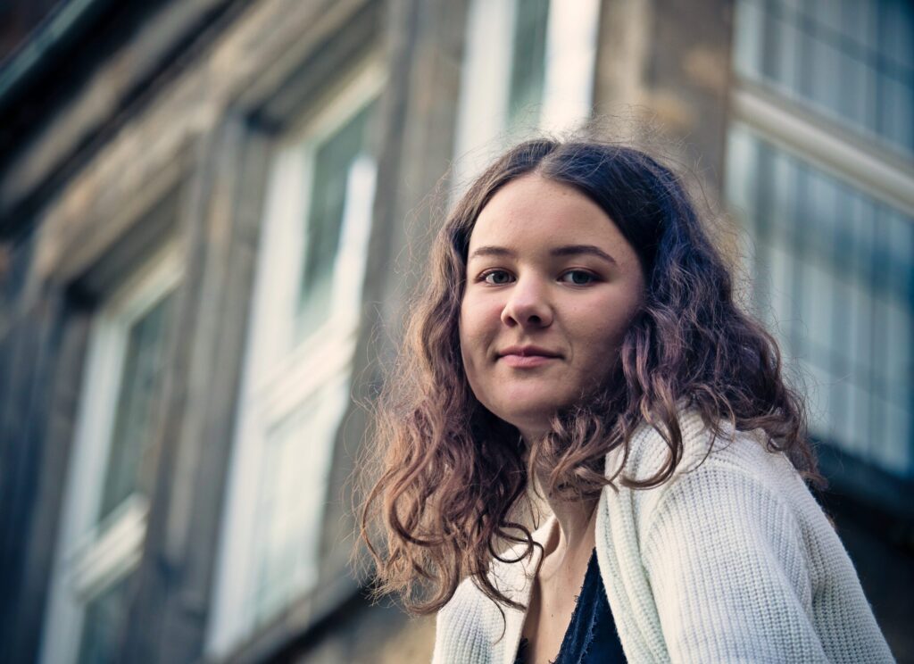 Portraitshooting Hankensbüttel - Frau schaut locker und entspannt in die Kamera