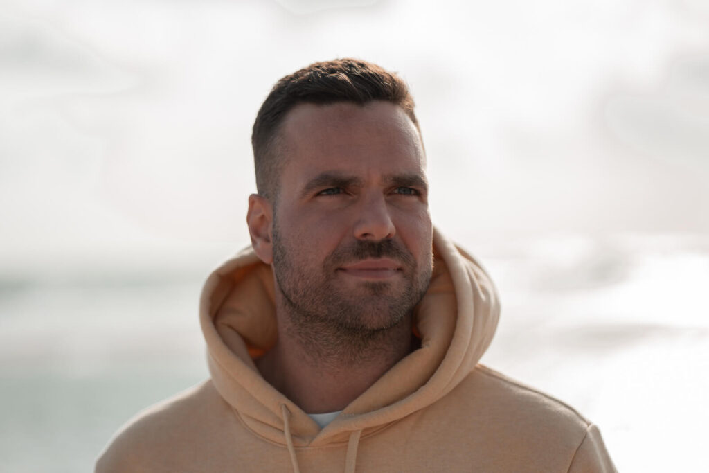 Authentisches Portraitfoto Hankensbüttel - Mann schaut versonnen in die Ferne