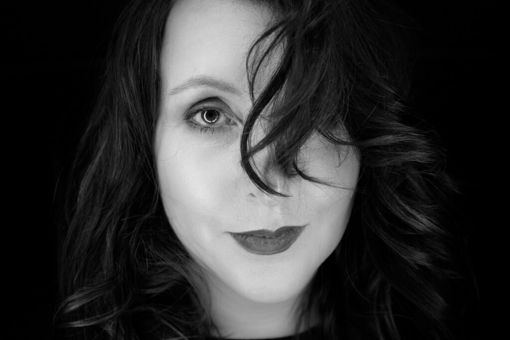 Portraitfoto Hankensbüttel - Frau mit Haarlocke im Gesicht