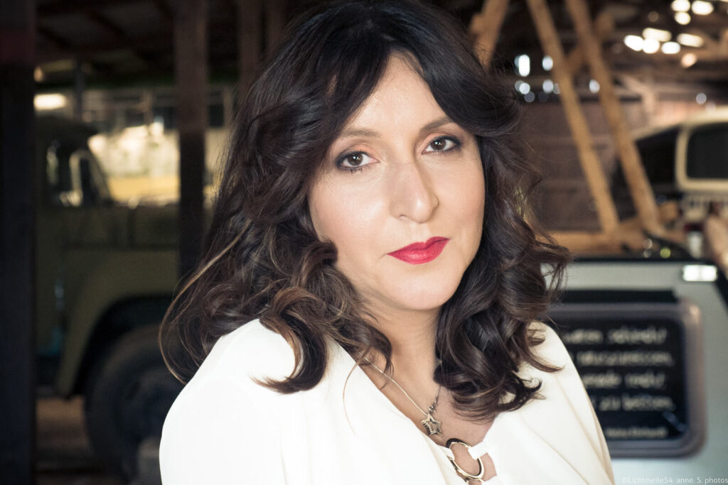 Portraitfoto Hankensbüttel - schöne Frau mit verträumten Blick