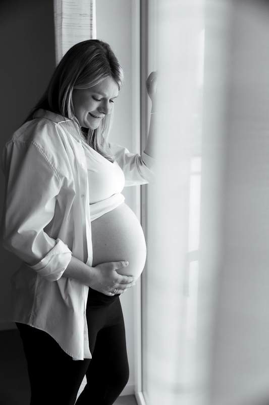 Schwangere Frau am Fenster - available Light