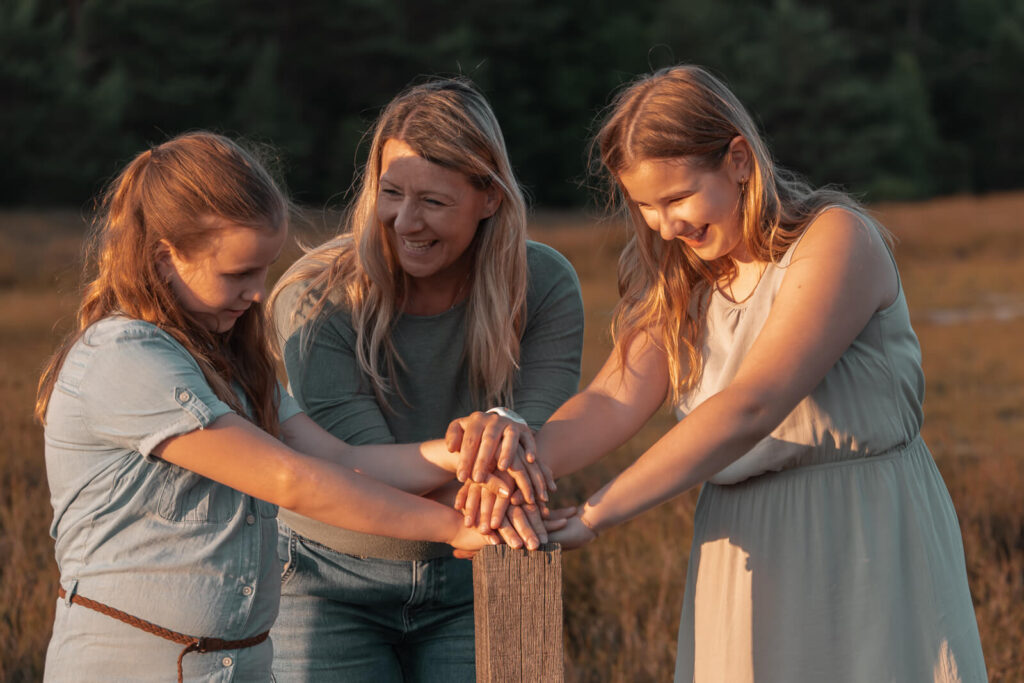 Lustige Spielerie mit den Händen - Familienshooting am späten Sommerabend