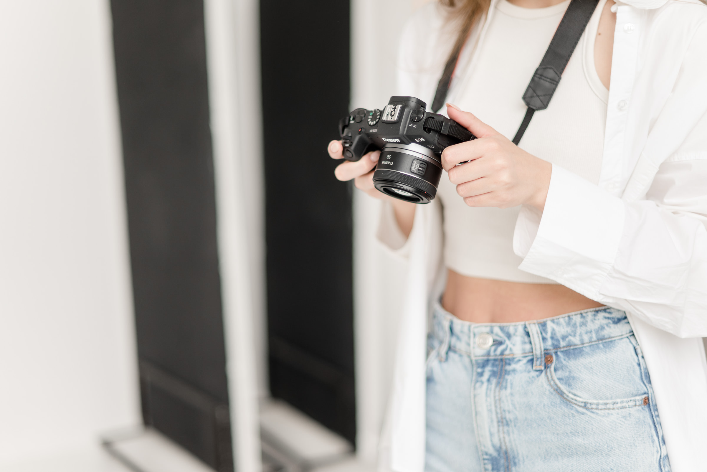 Kamera am Hals einer Fotografin-Deko