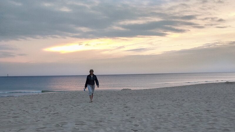 Foto von Anne. Die Bildwerkerin am Strand - Meer im Hintergrund 