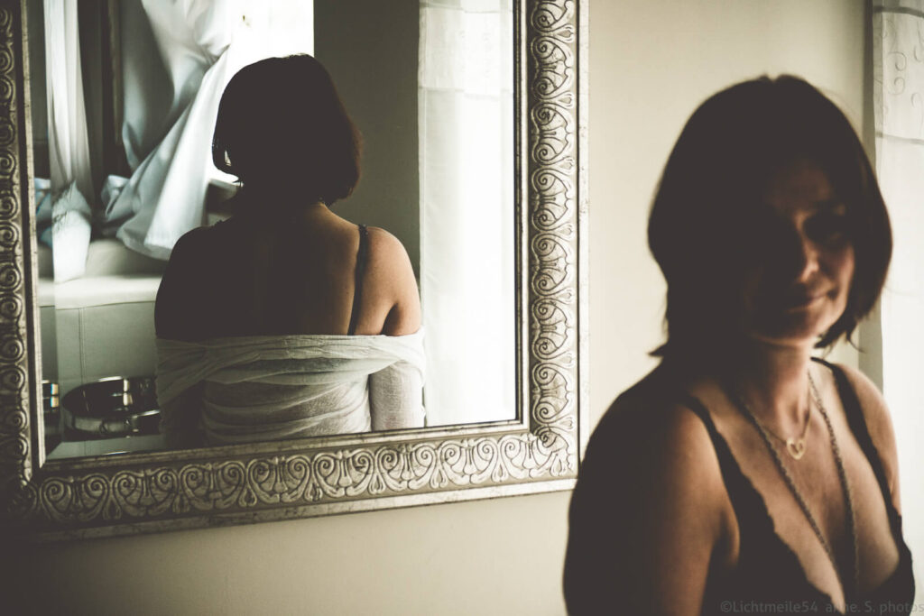 Sinnliches Portraitfoto einer jungen Frau im Spiegel