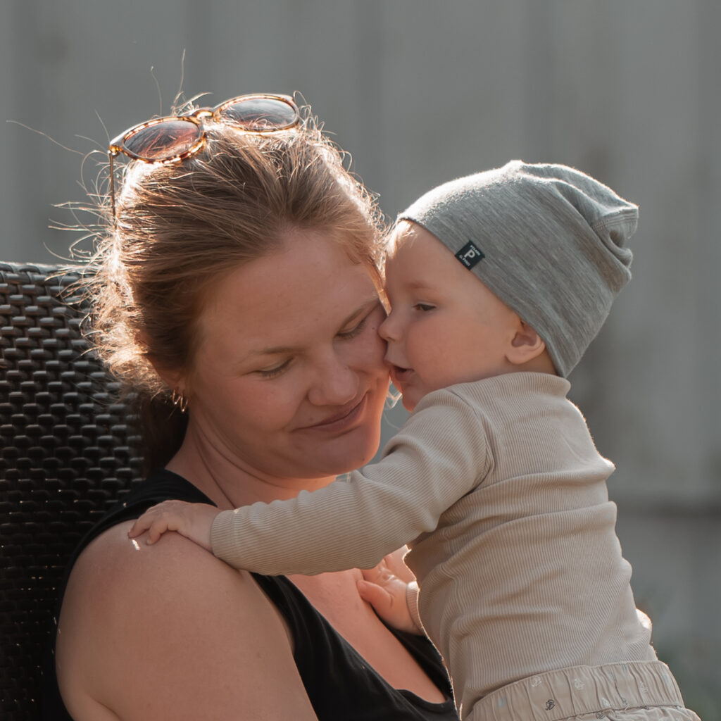 Zärtlicher Moment mit Mama und Baby