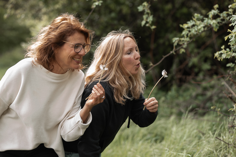 Fotoshooting mit 2 Freundinnen beim Löwenzahn pusten